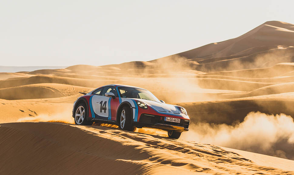 Halbseitenansicht eines Porsche 911 Dakar